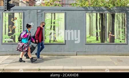 Baum umarmt Street Art in der Handelsstadt Glasgow Stockfoto