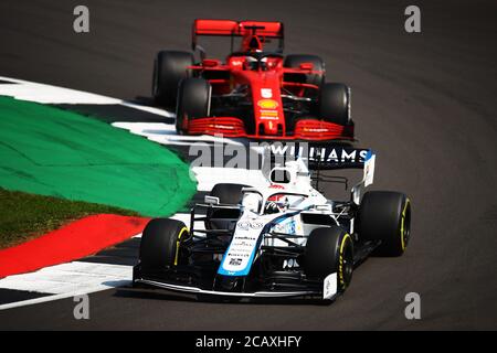 NORTHAMPTON, ENGLAND - AUGUST 09: George Russell aus Großbritannien fährt den (63) Williams Racing FW43 Mercedes führt Sebastian Vettel aus Deutschland mit dem (5) Scuderia Ferrari SF1000 während des 70th Anniversary Formel 1 Grand Prix auf der Silverstone Race Circuit, Northampton. Stockfoto