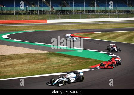 NORTHAMPTON, ENGLAND - AUGUST 09: George Russell aus Großbritannien fährt den (63) Williams Racing FW43 Mercedes führt eine Reihe von Autos während des 70th Anniversary Formel 1 Grand Prix auf Silverstone Race Circuit, Northampton. Stockfoto