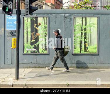 Baum umarmt Street Art in der Handelsstadt Glasgow Stockfoto