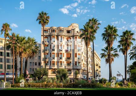 Allgemeine Ansicht des Albert 1er Hotels aus dem öffentlichen Albert 1er Garten in Nizza, Frankreich. Es ist ein 3-Sterne-Hotel und liegt in der Nähe des Meeres. Stockfoto