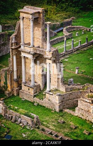 Die Ruinen des römischen Theaters in Volterra, Italien, zeigen Spuren des römischen Reiches. Stockfoto