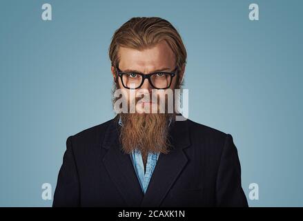 Close up Ernsthafte junge Bartgeier Hipster Geschäftsmann tragen Brillen, in die Kamera gegen graue Wand Hintergrund mit Platz kopieren. Negative fa Stockfoto