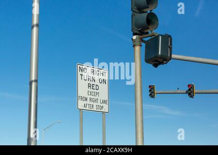 Kein rotes Schild rechts abbiegen Stockfoto