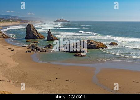 Rollende Wellen an einem Rocky Ocean Beach in der Nähe von Bandon, Oregon Stockfoto