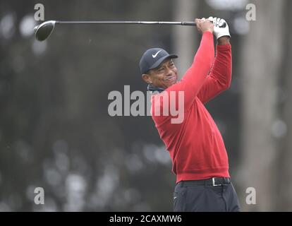 San Francisco, Usa. August 2020. Tiger Woods trifft seinen Abschlag am 4. Loch in der Finalrunde der 102. PGA Championship im TPC Harding Park in San Francisco am Sonntag, 9. August 2020. Foto von John Angelillo/UPI Kredit: UPI/Alamy Live Nachrichten Stockfoto