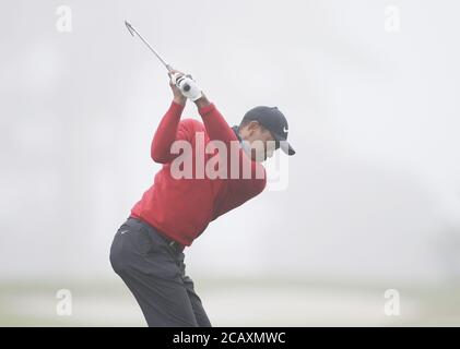 San Francisco, Usa. August 2020. Tiger Woods trifft seinen Abschlag am 3. Loch in der Finalrunde der 102. PGA Championship im TPC Harding Park in San Francisco am Sonntag, 9. August 2020. Foto von John Angelillo/UPI Kredit: UPI/Alamy Live Nachrichten Stockfoto