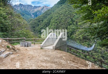 Ponte Tibetano Carasc - aufgehängte tibetische Brücke, die die Gemeinden von Sementina und Monte Carasso, Kanton Tessin, Schweiz trennt Stockfoto