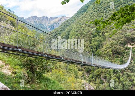 Ponte Tibetano Carasc - aufgehängte tibetische Brücke, die die Gemeinden von Sementina und Monte Carasso, Kanton Tessin, Schweiz trennt Stockfoto