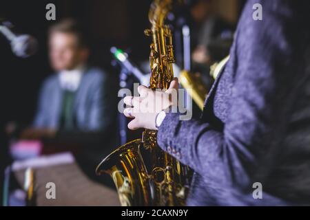 Konzertansicht einer Saxophonistin, professionellen Saxophonistin mit Sängerin und Musical während der Jazzband Stockfoto