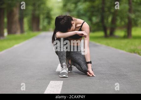 Erschöpft Asiatisch Jogger Mädchen Ruht Auf Weg Im Park Nach Langer Lauf Stockfoto