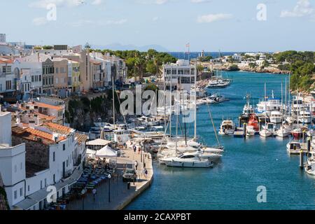 Menorca, Spanien - 15. Oktober 2019: Der Yachthafen, Ciutadella de Menorca, Menorca, Spanien Stockfoto