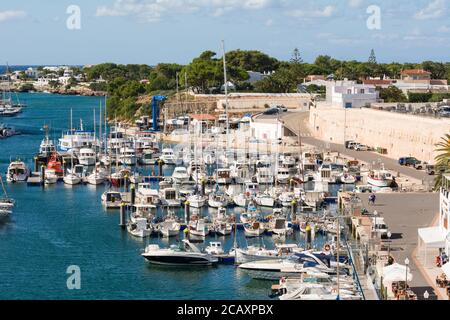 Menorca, Spanien - 15. Oktober 2019: Der Yachthafen, Ciutadella de Menorca, Menorca, Spanien Stockfoto