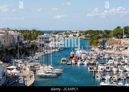 Menorca, Spanien - 15. Oktober 2019: Der Yachthafen, Ciutadella de Menorca, Menorca, Spanien Stockfoto