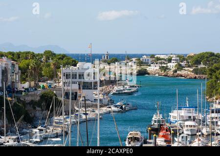 Menorca, Spanien - 15. Oktober 2019: Der Yachthafen, Ciutadella de Menorca, Menorca, Spanien Stockfoto