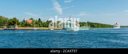 Reger Schiffsverkehr im Nord-Ostsee-Kanal einem der meistbefahrenen künstlichen Wasserstraßen der Welt Stockfoto