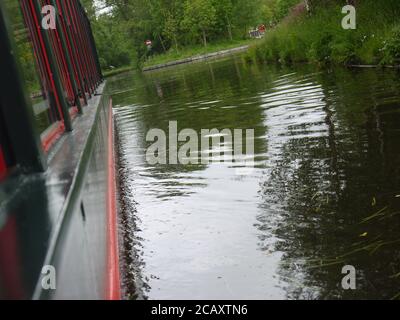 Nahaufnahme der Seite eines Schwarzen und Burgunder Kanals Boot Stockfoto