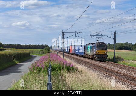 Direct Rail Services Klasse 88 BI-Modus Elektrische Lokomotive ein Die Hauptlinie der Westküste in Cumbria mit dem 'Tesco Express' / Stobart intermodaler Zug Stockfoto