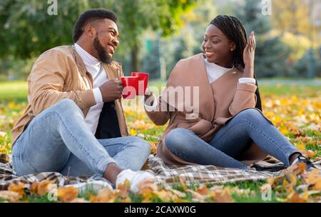 Romantisches Afro-Paar verbringen Zeit zusammen im Herbst Park Stockfoto