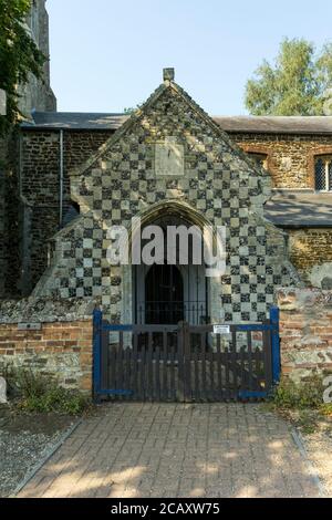 14. Jahrhundert Südveranda der Kirche der Jungfrau Maria, Westwinde, Norfolk. Karierter Feuerstein. Stockfoto