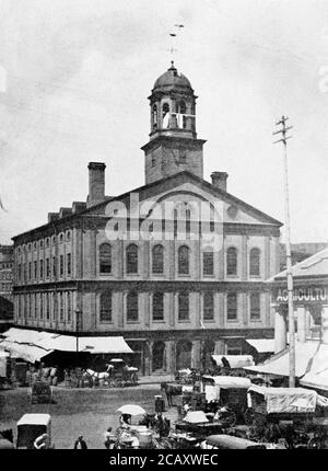 Die Bildunterschrift für dieses Foto aus dem Jahr 1906 lautet: Faneuil Hall - Dock Square. Erbaut im Jahr 1763; eingeweiht März 14 und im selben Monat auf dem Gelände eines früheren gebaut im Jahr 1742 und verbrannt am 13. Januar 1761. Im Jahr 1805 zu seinen heutigen Ausmaßen erweitert. Weitgehend im Jahr 1899 umgebaut. Die obere Halle ist die Waffenkammer der antiken und ehrenvollen Artillerie. Auch „die Wiege der Freiheit“ genannt. Stockfoto