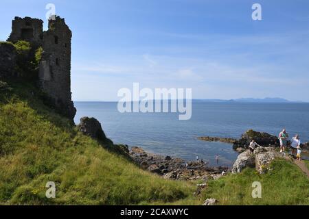 August 2020. Croy, Ayrshire, Schottland, Großbritannien. Blick hinter Dunure Castle über den Firth of Clyde in Richtung Arran. Stockfoto