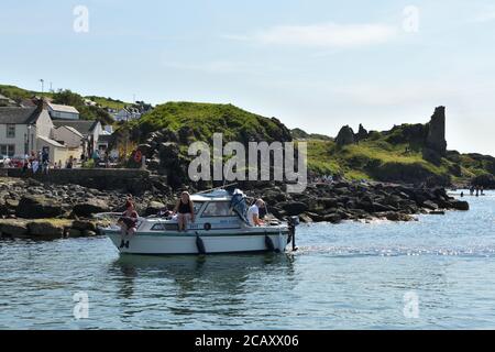 9., Januar,2020. Dunure, Ayrshire, Schottland, Großbritannien. Hot Spot für einen Tag. Küste bei Dunure Castle. Erholung am Meer. Stockfoto