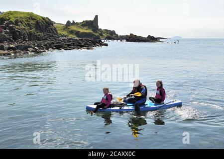 9., Januar,2020. Dunure, Ayrshire, Schottland, Großbritannien. Hot Spot für einen Tag. Küste bei Dunure Castle. Erholung am Meer. Stockfoto