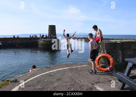 Januar 2020. Dunure, Ayrshire, Schottland, Großbritannien. Die Temperaturen in der Mitte der zwanziger Jahre scheinen im Widerspruch zu der Unwetterwarnung in Kraft für Mitte der Woche mit Gewitter prognostiziert. Kredit. Douglas Carr/Alamy Live News Stockfoto