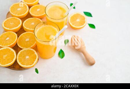 Draufsicht auf den Prozess der Herstellung von frischem Orangensaft, flach legen Stockfoto