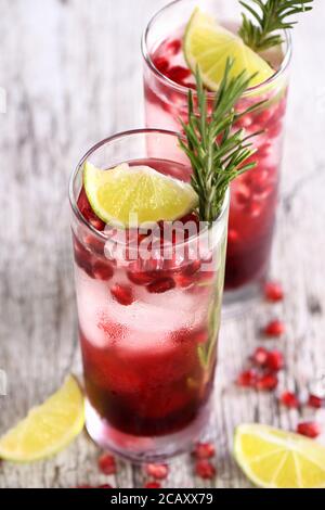 Granatapfel Gimlet - ein Cocktail auf Gin-Basis mit Limettensaft, Gin kann durch Wodka ersetzt werden. Stockfoto