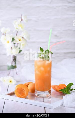 Erfrischender, frisch gekochter alkoholfreier Cocktail aus Aprikosensaft und Minze Stockfoto