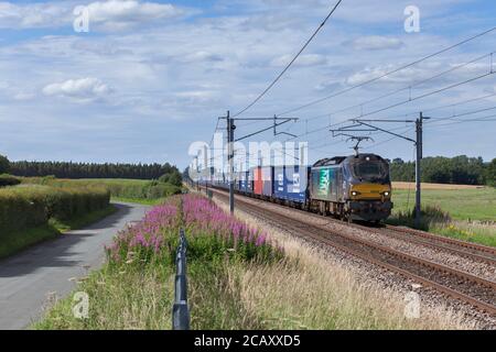 Direct Rail Services Klasse 88 BI-Modus Elektrische Lokomotive ein Die Hauptlinie der Westküste in Cumbria mit dem 'Tesco Express' / Stobart intermodaler Zug Stockfoto