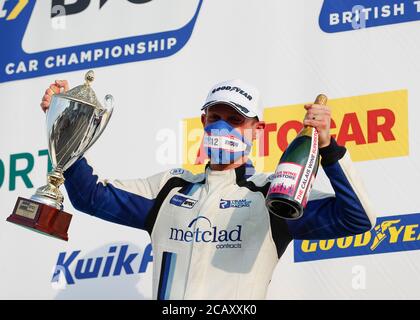 West Kingsdown, Kent, Großbritannien. August 2020. Kwik Fit British Touring Car Championship, Race Day; Stephen Jelley feiert mit dem 3. Platz Trophäe auf dem Podium Credit: Action Plus Sports Images/Alamy Live News Stockfoto