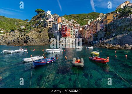 Herrliche Aussicht auf das Dorf am Meer von Riomaggiore, einer der berühmten Cinque Terre, Ligurien, Italien Stockfoto