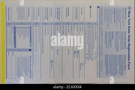 New York, Usa. August 2020. In dieser Abbildung ist das New York State Voter Registration Form auf dem Display Dieses Formular ist für neue Wähler und ist Mail-in Form. Es gibt eine riesige Fahrt in den USA, um Wählerregistrierung für die bevorstehende Präsidentschaftswahl zu erhalten. Deadline für New York State ist der 9. Oktober 2020. Kredit: SOPA Images Limited/Alamy Live Nachrichten Stockfoto