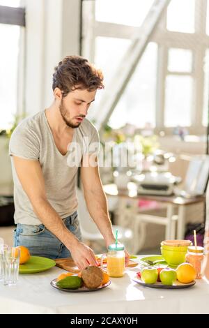 Mann macht brakfast für seine Lieblings-Frau. Nahaufnahme Foto. Kerl kümmert sich um ein Mädchen. Pflege. Freundlichkeit, Überraschung Stockfoto