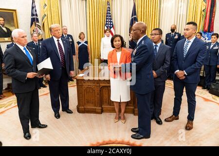 US-Präsident Donald Trump und Vizepräsident Mike Pence nehmen an der Vereidigung für US-Luftwaffengeneral Charles Q. Brown Teil, als neuer Stabschef der Luftwaffe im Oval Office Room des Weißen Hauses am 4. August 2020 in Washington, DC. Stockfoto