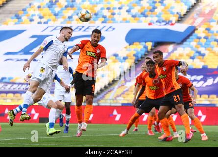 KIEW, UKRAINE - 4. JULI 2020: Tomasz Kedziora vom FC Dynamo Kiew (L) kämpft während ihres Spiels der Ukrainischen Premier League im Stadion des NSC Olimpiyskiy in Kiew um einen Ball mit Schachtar Donezk Spielern Stockfoto