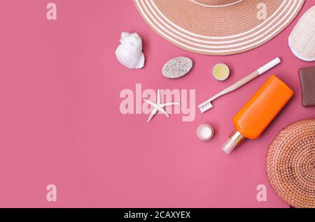 Stroh Sommerhut mit Muscheln und Korallen und Öko-Produkte. Konzept ohne Verschwendung. Flaches Lay Stockfoto