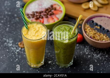 Frisch gemixte Frucht-Smoothies in Gläsern. Gelbe, grüne Getränke. Nahaufnahme Stockfoto