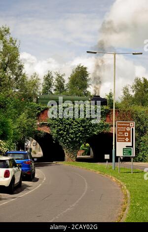 Dampflokomotive Flying Scotsman steht über einer Straßenbrücke in Salisbury, nachdem er eine Bahntour in die Stadt gemacht hat. 31st Mai 2017. Stockfoto