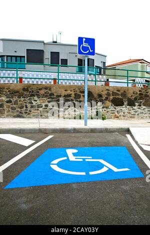 International Symbol of Access (ISA) auf einem Parkplatz für behinderte Fahrer in einem Wohngebiet. Stockfoto