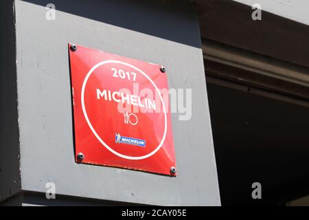 Bordeaux , Aquitanien / Frankreich - 08 04 2020 : Michelin-Stern-Schild mit Logo auf Good Restaurant Wall Building Stockfoto