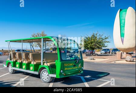 Alamogordo, New Mexico, Giant Pistachio und Tourbus in McGinns Pistachio Land, PistachioLand. Stockfoto