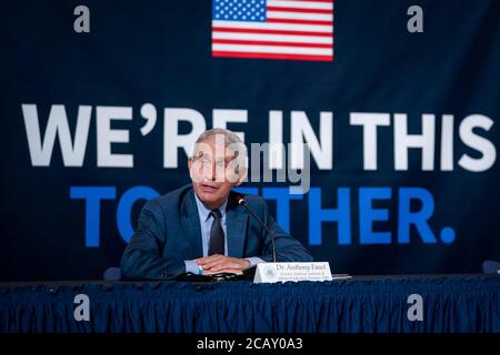 Dr. Anthony Fauci, Direktor des National Institute of Allergy and Infectious Diseases, spricht am 30. Juli 2020 in Washington, DC, an einem Rundtisch über die Plasmaspende im American Red Cross National Headquarters. Stockfoto