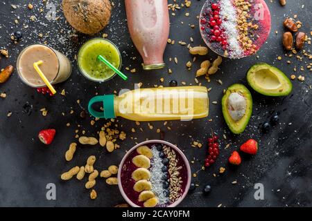 Feier. Delikatessen. Gemischter Smoothie mit verschiedenen Geschmacksrichtungen. Foto von oben. Stockfoto