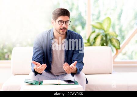 Zwangloser Geschäftsmann schaut weg und spricht über Business Plan, während er im Büro sitzt. Stockfoto
