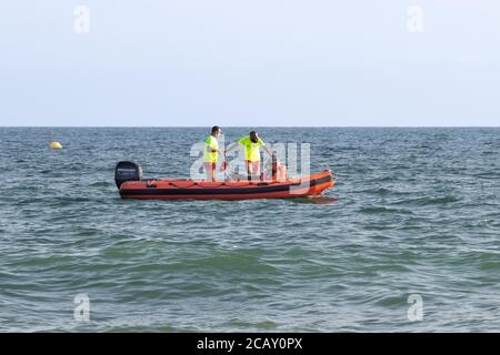 Punta Umbria, Huelva, Spanien - 7. August 2020: Rettungsboot, das langsam an der Küste vorbeifährt. Motorboote und Rettungskräfte. Das Boot verfügt über Notfallausrüstung und Stockfoto