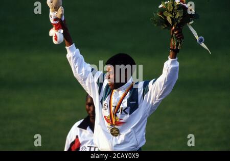 Stuttgart, Deutschland. 09.Aug, 2020. firo: 22.08.1993 Weltmeisterschaft, Weltmeisterschaft, Leichtathletik-Weltmeisterschaft, Leichtathletik-Weltmeisterschaft, in Stuttgart, 1993 Leichtathletik, Männer, Männer, 10,000 Meter Lauf Haile Gebrselassie, Halbfigur, Geste, Jubel, Jubel, Gold gewinnt, Äthiopien, mit und, seine, Medaille Quelle: dpa/Alamy Live News Stockfoto
